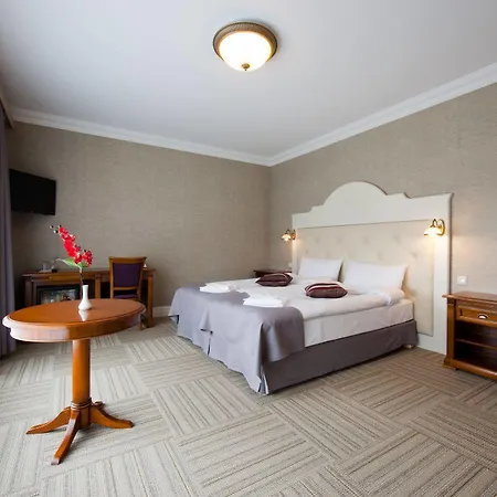 فندق Manor 4*